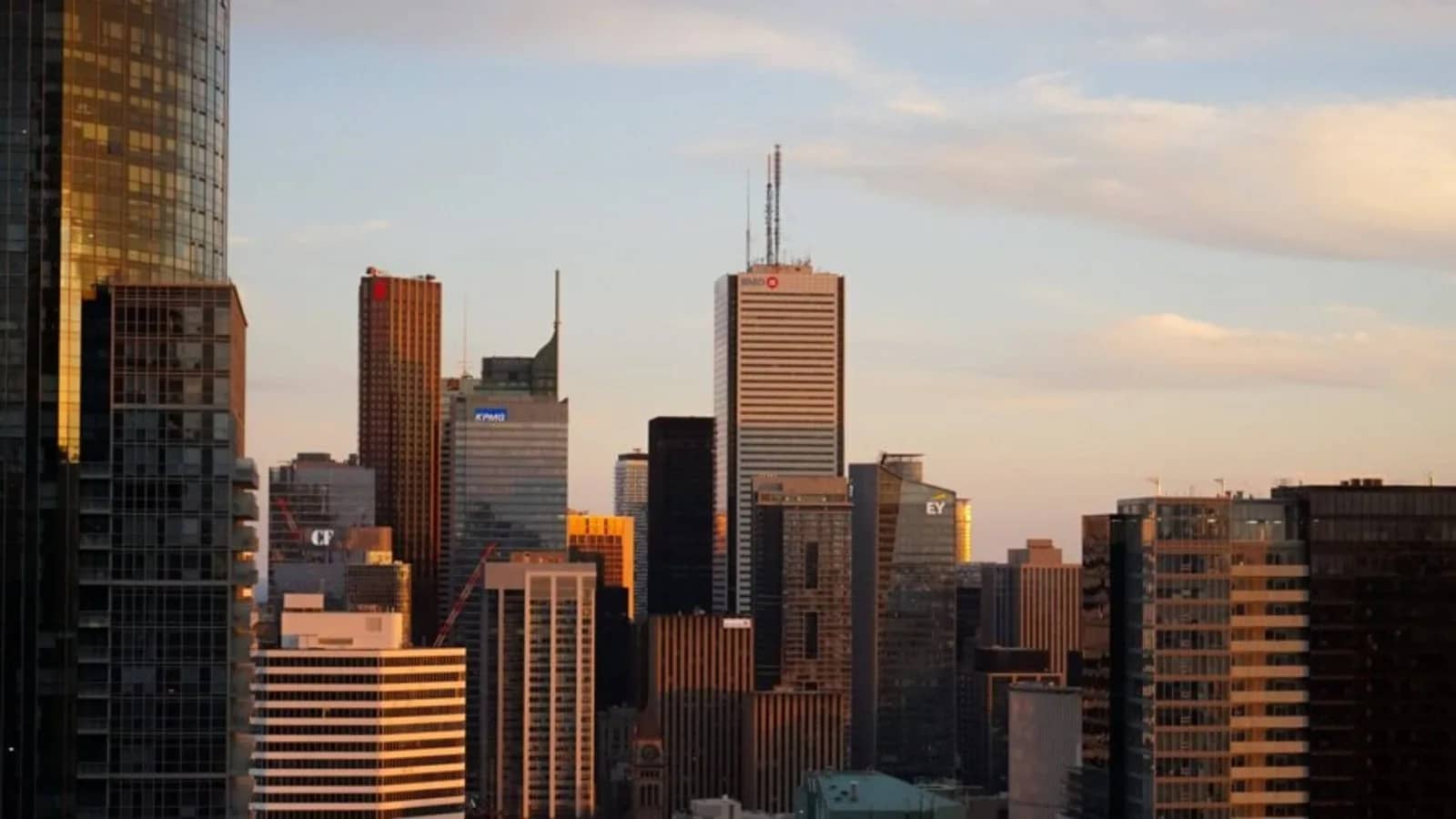 Tours de bureaux du centre-ville au coucher du soleil